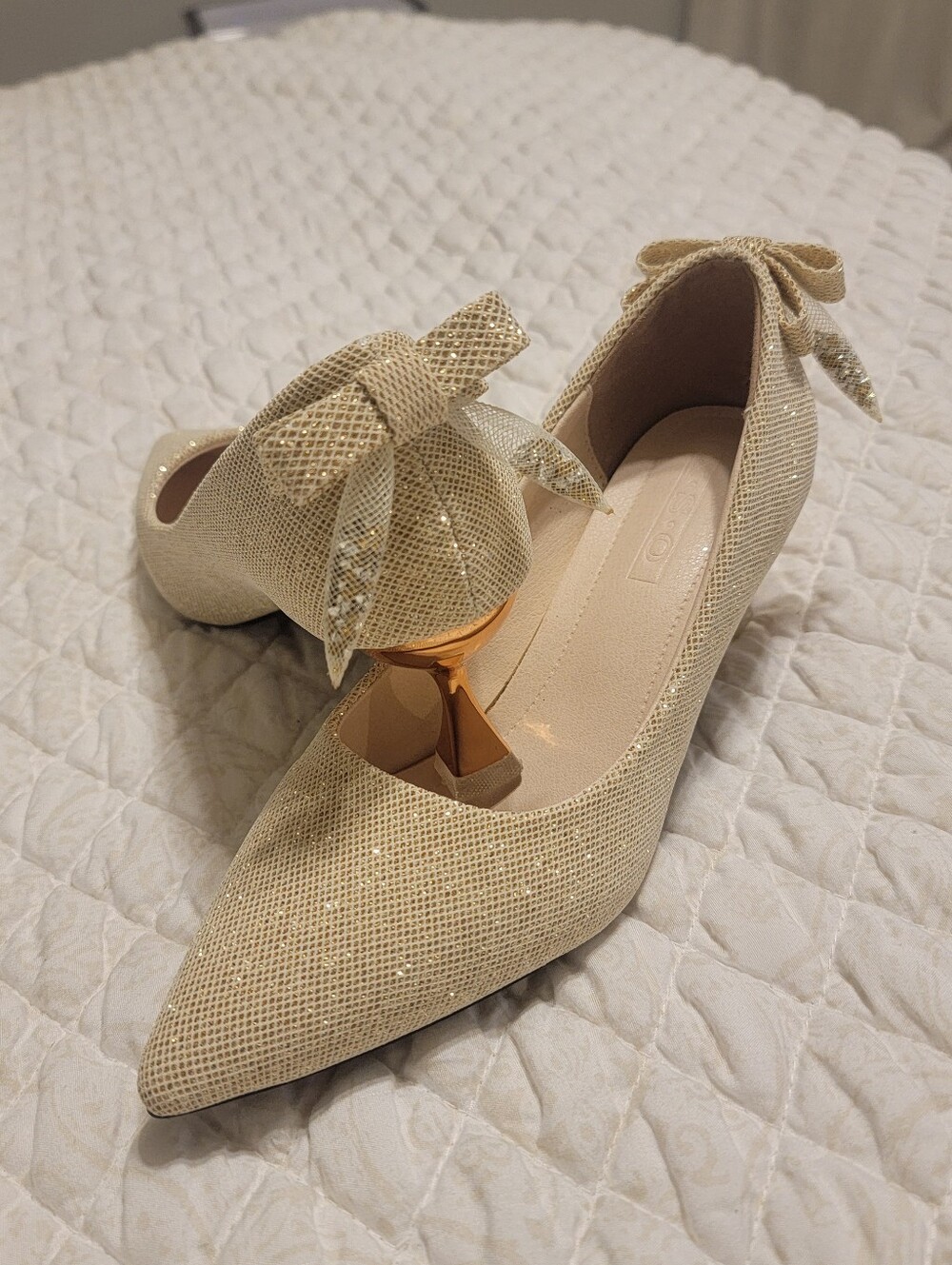Elegant Cream Pointed-Toe Bow Shoes Size 6